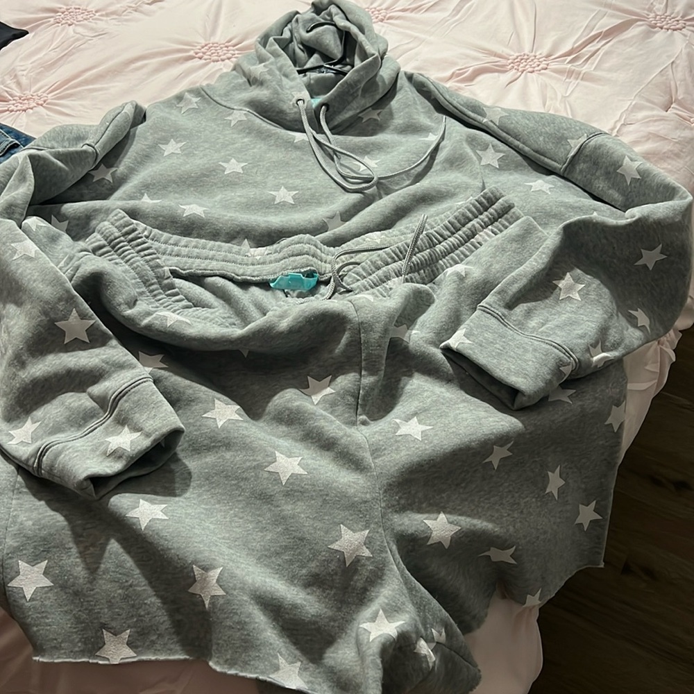 Gray short and hoodie set with stars, 3X for both hoodie and shorts.